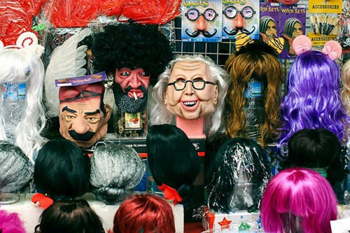 Mặt nạ hóa trang như ngày Halloween.