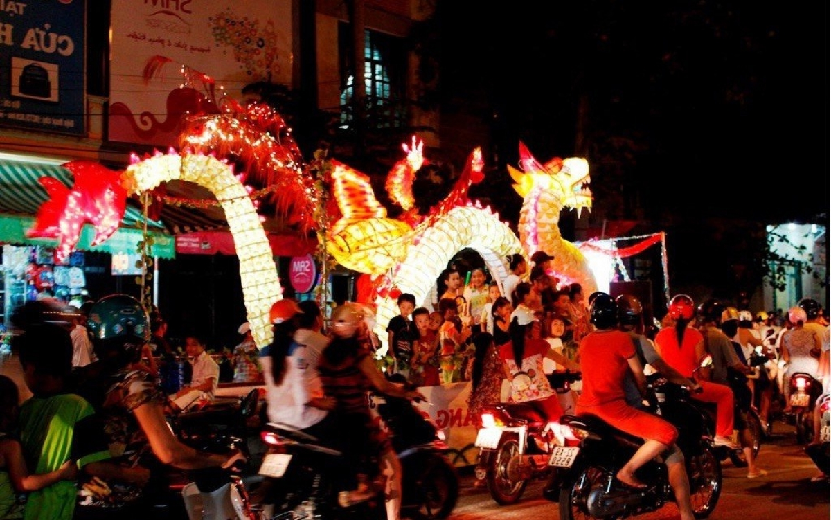 Các em đón Trung thu tại các trung tâm thương mại sầm uất hoặc ra đường ngắm phố phường.