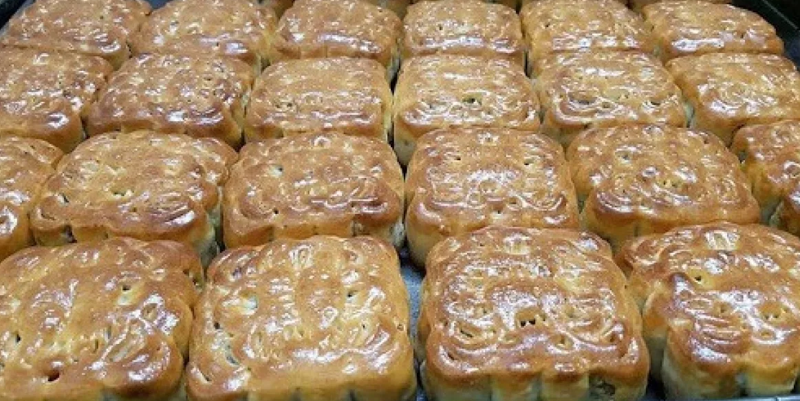 Bánh trung thu xưa lấy nguồn nguyên liệu gần gũi, giản dị, chỉ gói gọn trong vòng bánh nướng, bánh dẻo nhân thập cẩm, hoặc cùng lắm có thêm cái bánh dẻo chay... Song với hương vị cổ truyền vẫn làm say lòng nhiều thế hệ.