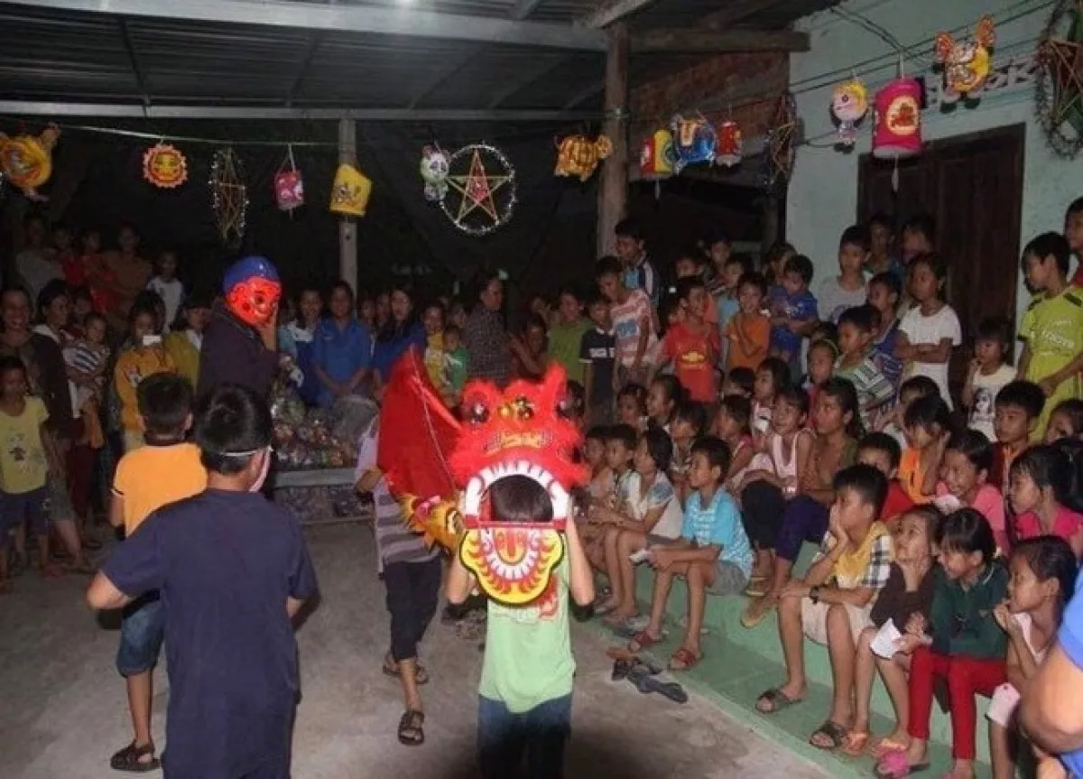 Các em nhỏ được phá cỗ trông trăng ở gia đình hoặc khu xóm và hoà mình vao các trò chơi dân gian như rồng rắn, hát đồng dao,…