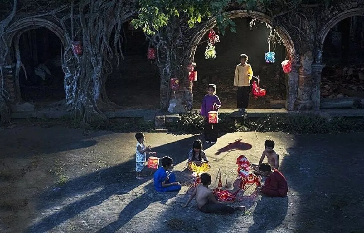 Theo truyền thống, trong đêm Trung thu, người Việt sẽ tổ chức múa lân trong tiếng trống huyên náo tưng bừng.