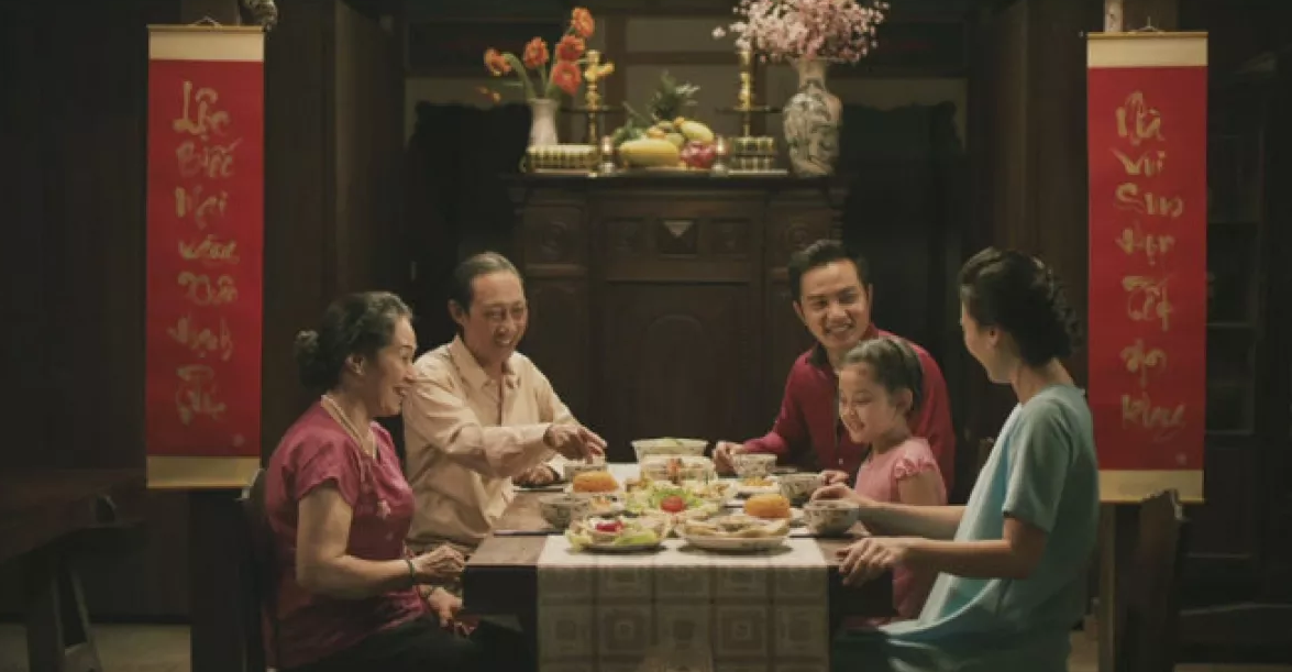 Từ lâu, Trung thu hay còn gọi là Tết đoàn viên đã trở thành một trong những dịp Tết cổ truyền của người Việt Nam. Cứ đến rằng tháng 8 hàng năm, nhà nhà lại quây quần bên nhau để cùng thưởng thức bánh nướng, bánh dẻo, nhâm nhi tách trà, “tám” vài ba câu chuyện vui vui.