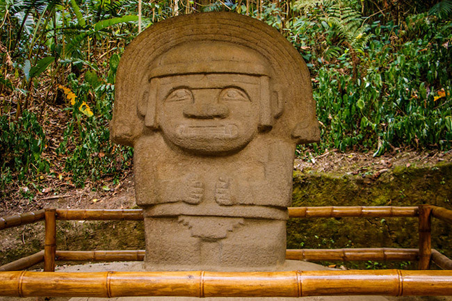 Hầu hết các tác phẩm chạm khắc trên đá ở San Agustin được tạo ra từ năm 100 đến năm 1.200 sau Công nguyên. Chúng được chạm khắc từ đá núi lửa và có chiều cao thay đổi từ 20cm đến 7m, bao gồm các hình đại diện của con người, quái vật, động vật như rắn, chim và báo đốm. 