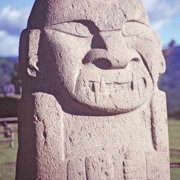 Ngoài việc chiêm ngưỡng các bức tượng ấn tượng và các tác phẩm chạm khắc khác, du khách cũng được hoan nghênh khám phá một số khu chôn cất đã được khai quật và tái tạo tại San Agustin. Động đất, xói mòn và sự can thiệp của con người đã làm thay đổi một số lăng mộ, nhưng các nhà khoa học đã bảo tồn yếu tố đá cự thạch và bố cục bằng các kỹ thuật xây dựng ban đầu.