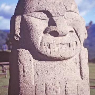 Ngoài việc chiêm ngưỡng các bức tượng ấn tượng và các tác phẩm chạm khắc khác, du khách cũng được hoan nghênh khám phá một số khu chôn cất đã được khai quật và tái tạo tại San Agustin. Động đất, xói mòn và sự can thiệp của con người đã làm thay đổi một số lăng mộ, nhưng các nhà khoa học đã bảo tồn yếu tố đá cự thạch và bố cục bằng các kỹ thuật xây dựng ban đầu.