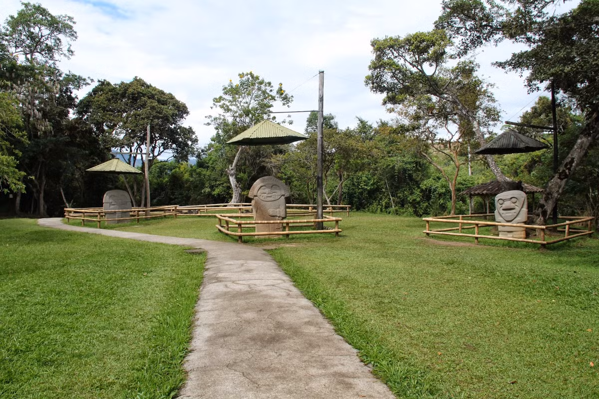 Thật không may, các cuộc tấn công bởi giặc ngoại xâm đã buộc công dân của thành phố phải rời khỏi vùng đất này vào khoảng giữa năm 1.300 - 1.400 sau Công nguyên. 