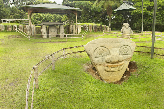 Nền văn hóa tiền Inca ở San Agustin được bao quanh bởi sự bí ẩn. Không ai biết tên thật của họ. Không có thông tin liên quan đến cấu trúc xã hội hoặc chính trị. Các nhà khoa học đã tìm thấy một loại chữ viết tại địa điểm này, nhưng không thể dịch nó. Hầu hết những gì được biết về xã hội này đến từ việc giải thích những bức tượng chạm khắc và những tàn tích khác.