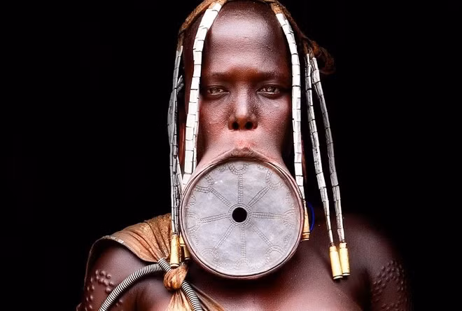 Theo BBC, người Surma ở Ethiopia nổi tiếng với phong tục lồng đĩa vào môi. Đây được coi là biểu tượng của vẻ đẹp và đẳng cấp xã hội cho phụ nữ trong bộ tộc. Người Surma có hai tộc là Suri và Mursi, sinh sống dọc sông Omo ở Ethiopia.