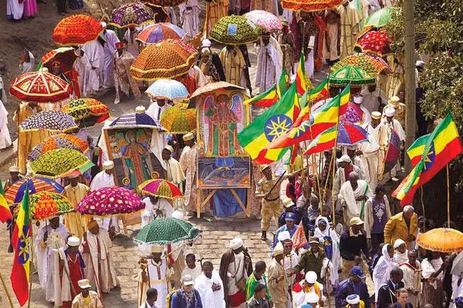 Ethiopia còn là quốc gia duy nhất sử dụng hệ thống thời gian mà đồng hồ 12 giờ được tính từ bình minh đến hoàng hôn và từ hoàng hôn đến bình minh. Điều đó có nghĩa 0h ở Ethiopia tương ứng 6h sáng ở một số nước khác. Giữa ngày không phải 12h trưa mà là 6h chiều.