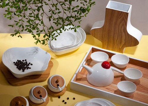 Khi bát đĩa cũ quá bạn nên vứt đi thay bát mới giúp cho sự nghiệp dễ dàng phát triển. Ngoài ra, nếu bạn không vứt đi mà cứ giữ khư khư những chiếc bát cũ trong nhà sẽ khiến cho tiền đồ, tài vận của bạn bị ảnh hưởng nghiêm trọng khó thăng tiến.