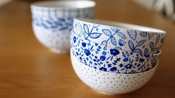  Bát sứt mẻ cũ mòn: Theo quan niệm trong dân gian thì bát đĩa ăn cơm vô cùng quan trọng, nó thường có liên quan tới sự nghiệp của chủ nhà. Vì vậy, nếu như bạn thấy trong nhà bạn có bát cơm bị sứt hoặc mẻ, hoặc đã bị cũ mòn những hoa văn thì nên thay thế chúng bằng những chiếc bát mới.