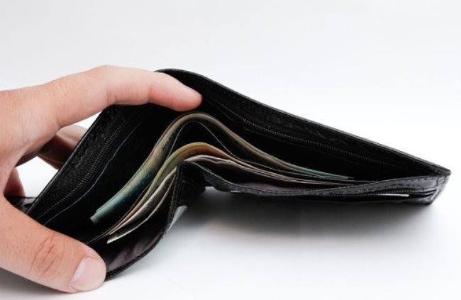 Ví tiền bị rách: Theo các chuyên gia phong thủy, thì mỗi người nên dùng ví tiền không quá 3 năm sẽ tốt cho tài lộc của bạn. Nếu bạn dùng lâu sẽ làm khả năng hút tiền tài của nó sẽ bị giảm đi, giúp cho tiền tài của chủ nhân giậm chân tại chỗ khó có thể thăng tiến.
