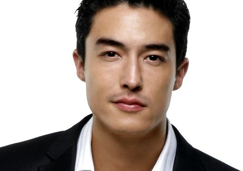  Miệng vuông: Một người đàn ông sở hữu tướng miệng vuông còn gọi là miệng hình chữ Tứ. Trong nhìn vào nó là trông giống như hình vuông, khóe miệng hai bên đối xứng nhau, môi đỏ như son, cười không lộ răng.