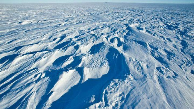 Theo World Atlas, châu Nam Cực là điểm cực Nam của Trái Đất. Đây là lục địa duy nhất trên thế giới không có con người sinh sống (trừ một số nhà khoa học sinh sống tạm thời). Châu Nam Cực không thuộc lãnh thổ của bất cứ nước nào.