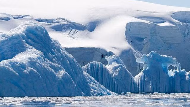 Cao nguyên phía Đông của Nam Cực là khu vực rộng lớn, diện tích gần bằng Australia, nằm trên độ cao 3.500 m so với mực nước biển. Không khí trên cao nguyên rất khô, ít gió. Theo Trung tâm Dữ liệu Băng tuyết Quốc gia Mỹ (NSIDC), không khí khô khiến nhiệt lượng từ bề mặt băng tuyết bị phát tán vào không gian dễ dàng hơn, do đó nhiệt độ bề mặt ở đây khá thấp.