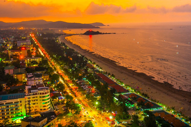 Thị xã Cửa Lò của tỉnh Nghệ An hiện là thị xã duy nhất ở Việt Nam chỉ có phường, không có xã. Cửa Lò được xác định là đô thị du lịch trọng điểm của tỉnh, có bãi biển nổi tiếng từ cả trăm năm qua. Ảnh: Lê Nguyễn Nhật Long.