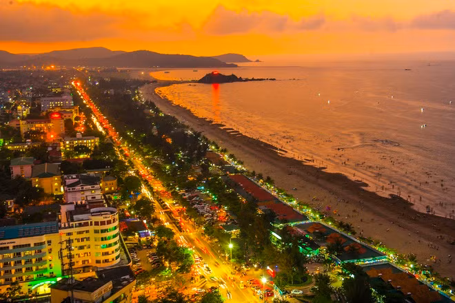 Thị xã Cửa Lò của tỉnh Nghệ An hiện là thị xã duy nhất ở Việt Nam chỉ có phường, không có xã. Cửa Lò được xác định là đô thị du lịch trọng điểm của tỉnh, có bãi biển nổi tiếng từ cả trăm năm qua. Ảnh: Lê Nguyễn Nhật Long.