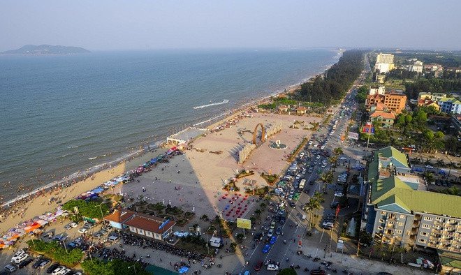 Quảng trường Bình Minh tọa lạc nơi vị trí đắc địa ở thị xã Cửa Lò, tập trung đông người dân và du khách mỗi khi đô thị du lịch biển này vào mùa lễ hội. Điểm nhấn ở quảng trường là vòm tròn như cổng chào, gợi hình ảnh Mặt Trời nhô lên lúc bình minh, hai bên là hình tượng những cánh sóng, cánh buồm... Ảnh: Báo Nghệ An.