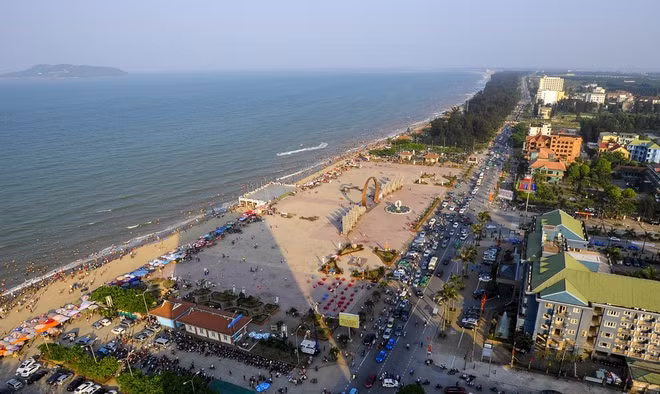 Quảng trường Bình Minh tọa lạc nơi vị trí đắc địa ở thị xã Cửa Lò, tập trung đông người dân và du khách mỗi khi đô thị du lịch biển này vào mùa lễ hội. Điểm nhấn ở quảng trường là vòm tròn như cổng chào, gợi hình ảnh Mặt Trời nhô lên lúc bình minh, hai bên là hình tượng những cánh sóng, cánh buồm... Ảnh: Báo Nghệ An.