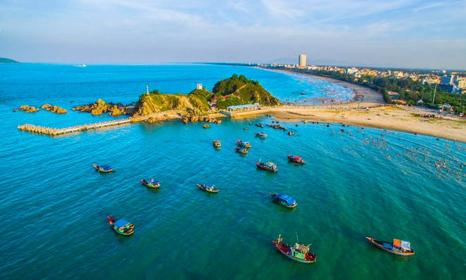 Đảo Lan Châu thơ mộng nằm về phía bắc bãi tắm Cửa Lò, góp một điểm nhấn đặc biệt cho khung cảnh vùng biển này. Nơi đây có lầu nghinh phong của vua Bảo Đại, có hải đăng nhỏ, có cầu cảng chạy dài... Ảnh: Du Lịch Chào Việt Nam.