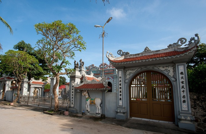 Đền Vạn Lộc ở Cửa Lò được xếp hạng di tích lịch sử văn hóa quốc gia vào năm 1991. Theo trang TTĐT thị xã Cửa Lò, nơi đây thờ Thái úy Quận công Nguyễn Sư Hồi (1444-1506), người có công lớn trong việc chiêu dân lập ấp, hình thành nên làng Vạn Lộc với ý nghĩa "muôn lộc đổ về đây". Ảnh: Thành Cường.