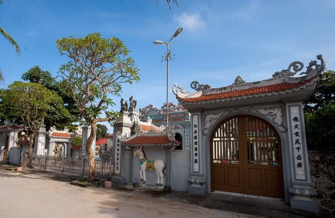 Đền Vạn Lộc ở Cửa Lò được xếp hạng di tích lịch sử văn hóa quốc gia vào năm 1991. Theo trang TTĐT thị xã Cửa Lò, nơi đây thờ Thái úy Quận công Nguyễn Sư Hồi (1444-1506), người có công lớn trong việc chiêu dân lập ấp, hình thành nên làng Vạn Lộc với ý nghĩa "muôn lộc đổ về đây". Ảnh: Thành Cường.