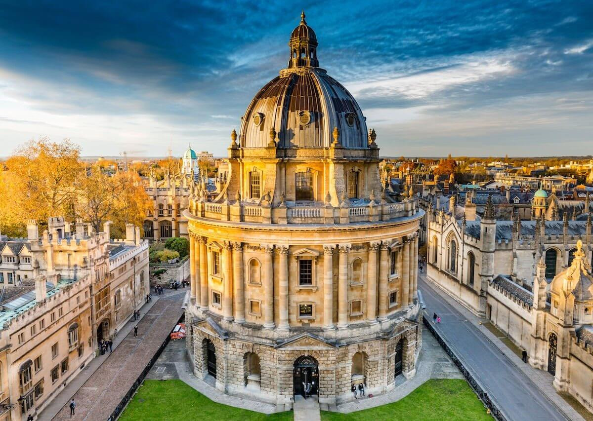 Cuối cùng, nhà vua bị cảm hóa, tình yêu, cuộc sống, con người trỗi dậy khiến ông không còn giết người nữa. Cảm phục nàng Sheherazade, vua đã bãi bỏ lệnh bắt con gái để giết một cách tàn nhẫn, cưới nàng làm vợ bằng một đám cưới linh đình, cùng nhau sống hạnh phúc đến bạc đầu, có với nhau 3 con trai.