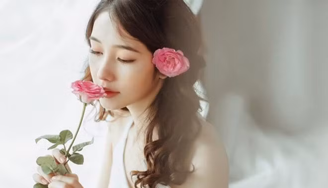 Tuổi Tỵ: Hôm nay người tuổi Tỵ có Chính Tài che chở nên đường tài lộc trong ngày vô cùng vượng phát. Chuyện tiền bạc không quá khó khăn, con giáp này có thể thoải mái chi tiêu theo ý mình nhờ nguồn thu nhập ổn định từ công việc chính. Người tuổi Tỵ dễ nổi nóng, cáu kỉnh vì những chuyện không cần thiết, tự trách mình rồi sau đó lại lặp lại lỗi lầm tương tự. Nếu muốn cải thiện tình trạng mối quan hệ của mình thì nên nhanh chóng tìm kiếm cách để giải tỏa áp lực cho bản thân. 