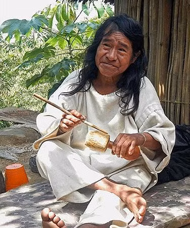 Người Kogi không thờ bất cứ một vị thần nào, cũng không có các hoạt động tâm linh hay tôn giáo nào cả. Thay vào đó, tất cả các thanh niên trong bộ tộc đều phải trải qua một khóa thiền định tu tập trong vòng 9 năm để được xem là trưởng thành.