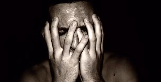 Samhainophobia là tên hội chứng kỳ lạ của những người sợ ngày Halloween. Theo đó, những người này thường ở trong nhà vào ngày này và tuyệt đối không đi tới chỗ có người hóa trang.