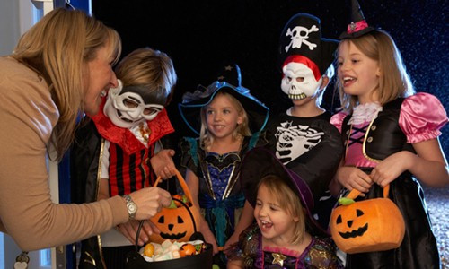 Trick-or-treating (tạm dịch là "cho kẹo hay bị ghẹo?") là một phong tục cho trẻ em vào đêm Halloween. Theo đó, trẻ em trong trang phục hóa trang sẽ gõ cửa từng nhà đòi kẹo. Tuy nhiên, Belleville, bang Illinois đã ra quy định cấm trẻ em dưới 12 tuổi tham gia phong tục trick-or-treating kể từ năm 2012.