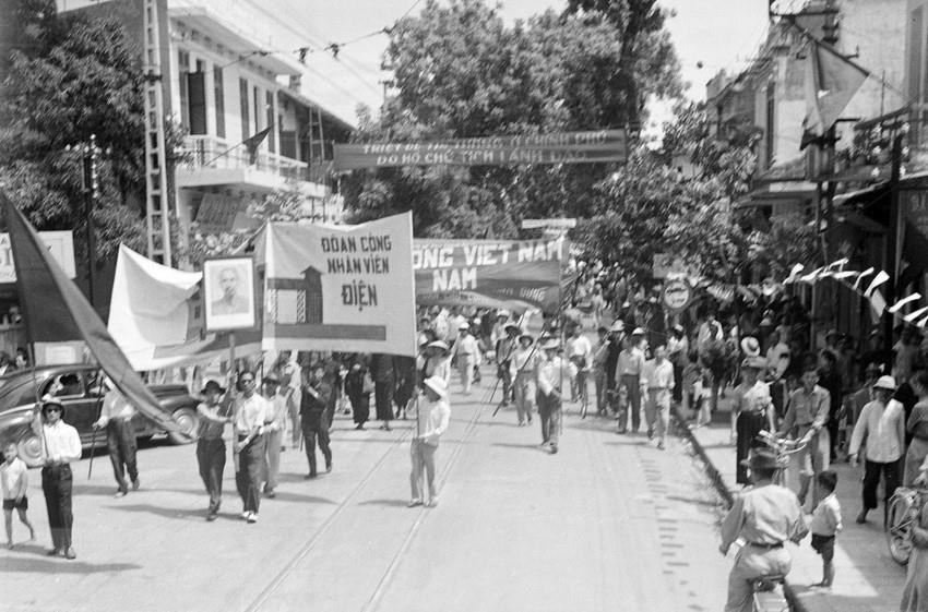 Công nhân nhà máy điện đi đón bộ đội về giải phóng Thủ đô, sáng 10/10/1954. Nguồn: Tư liệu TTXVN. 