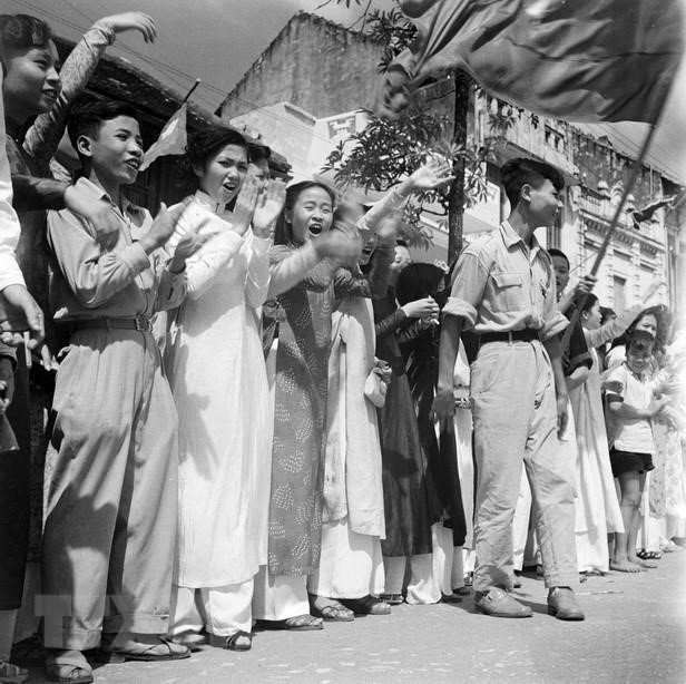 Ngày trọng đại của người dân Hà Nội, hàng vạn người dân Hà Nội đổ ra đường hân hoan vẫy chào đoàn quân chiến thắng về giải phóng Thủ đô, sáng 10/10/1954. Nguồn: Tư liệu TTXVN.