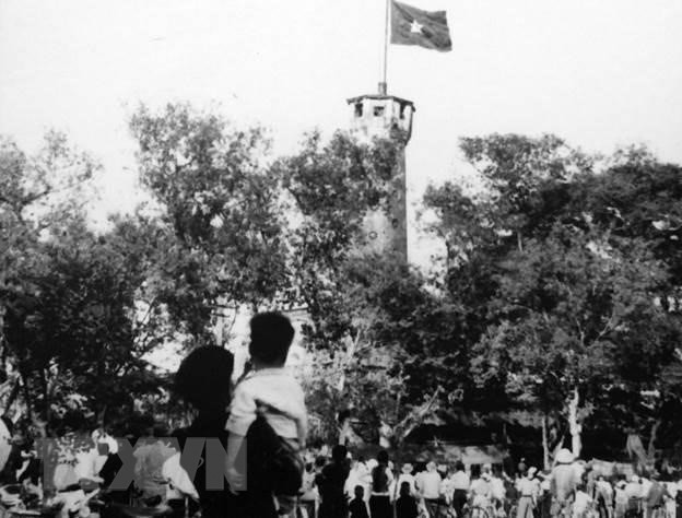 Người dân hân hoan hướng về lá quốc kỳ tung bay trên Cột Cờ Hà Nội trong ngày Thủ đô được giải phóng, ngày 10/10/1954. Nguồn: Tư liệu TTXVN.
