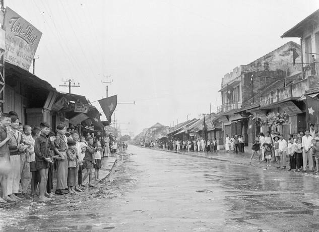 Từ sáng sớm 10/10/1954, nhân dân khu Ngọc Hà tập trung rất đông trước cửa nhà để chờ đón bộ đội về tiếp quản Thủ đô. Nguồn: Tư liệu TTXVN. 