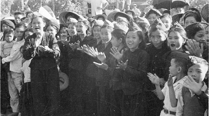 Nhân dân Thủ đô vui mừng đón đoàn quân giải phóng ngày 10/10/1954. Ảnh: TTXVN.