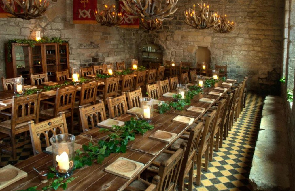  Nhà hàng Blackfriars, Anh: Blackfriars được xây dựng từ thế kỷ 13, đây là nơi có nhà ăn lâu đời nhất nước Anh. Nhà hàng phục vụ nhiều loại rượu ngon và có phòng tiệc kèm theo. Thực khách thường chọn nơi đây để tổ chức đám cưới, tiệc tùng và sự kiện. Nhà hàng từng được vua Edward III dùng để tiếp đón hoàng gia Scotland vào năm 1334.