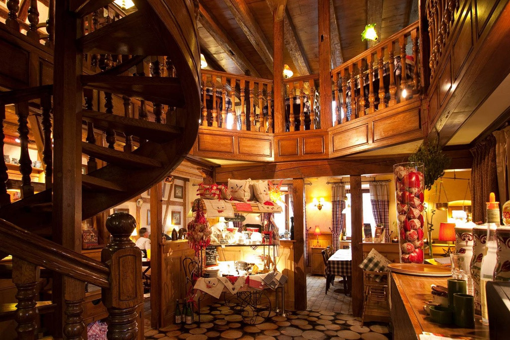  Nhà hàng La Couronne, Pháp: La Couronne là nhà hàng cao cấp cổ điển lâu đời nhất vẫn còn hoạt động ở Pháp, được mở cửa từ năm 1345. Mặc dù thực đơn ở đây có những món ăn hiện đại và sự tinh tế, nhưng không thể xóa bỏ nét cổ kính thể hiện qua mỗi chiếc khăn trải bàn, bức ảnh được đóng khung hay tấm gỗ trang trí.