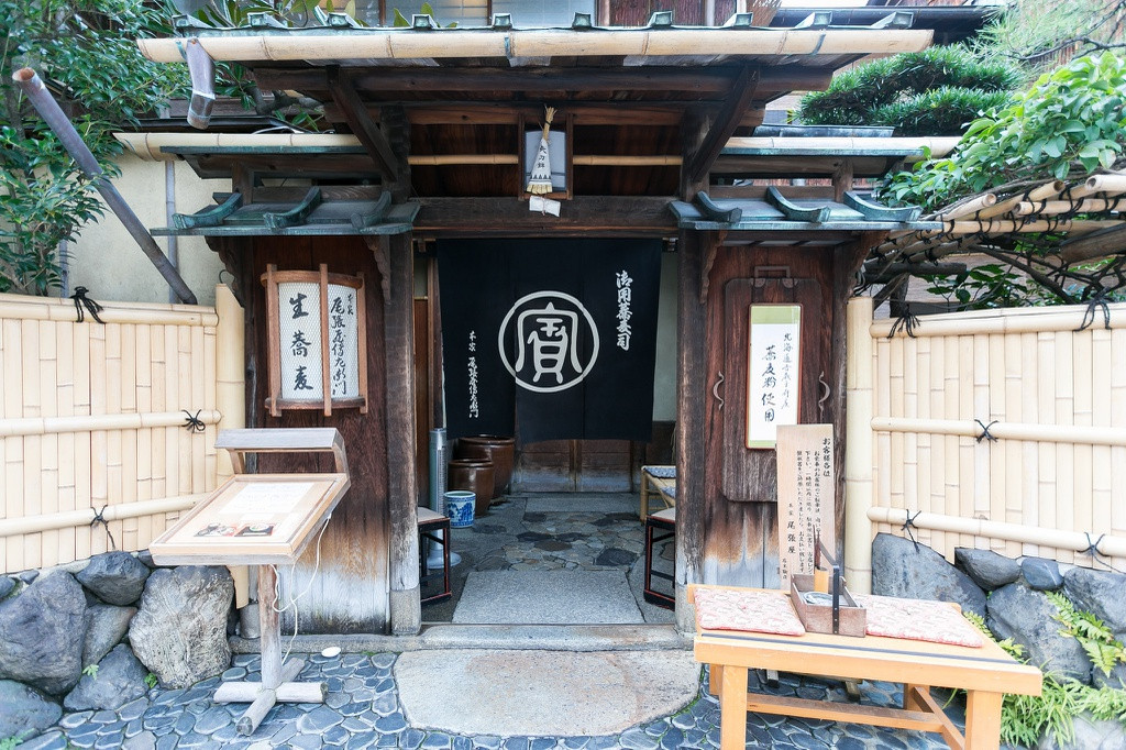  Nhà hàng Honke Owariya, Nhật Bản: Nhà hàng Honke Owariya nằm ở Kyoto, Nhật Bản, được cho là nơi đầu tiên sản xuất mì soba. Nhà hàng mở cửa năm 1465 và đã trở thành nơi cung cấp mì soba chính thức cho hoàng cung. Loại mì soba nổi tiếng ở đây được nấu trong một nước dùng tinh tế và tạo nên hương vị thơm ngon.