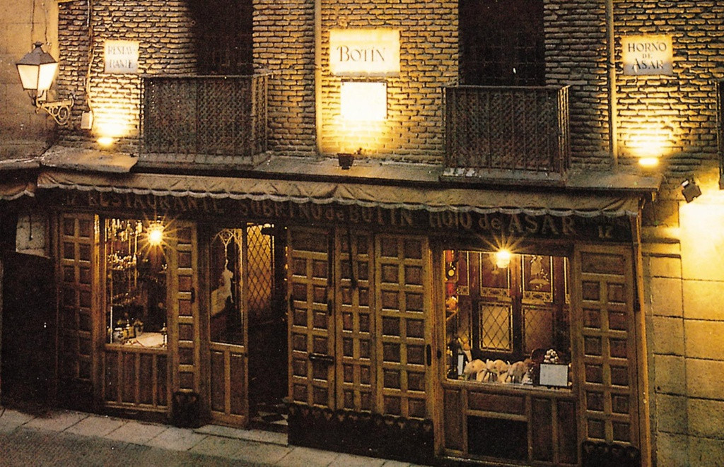  Nhà hàng Sobrino de Botín, Tây Ban Nha: Sobrino de Botín mở cửa vào năm 1725, hiện giữ kỷ lục Guinness là nhà hàng lâu đời nhất hoạt động liên tục. Ban đầu nhà hàng chỉ được phép chế biến thức ăn do khách mang đến. Giờ đây thực khách khi tới nhà hang sẽ được thưởng thức các loại thịt quay đặc sản nấu trong lò đốt củi.