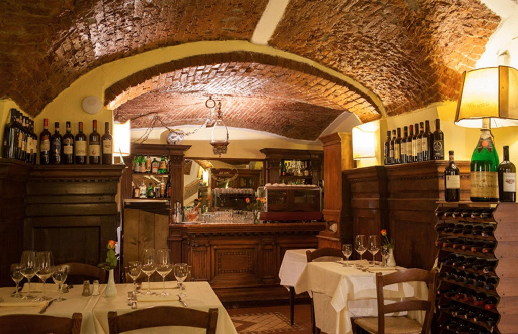  Nhà hàng Ristorante Buca San Giovanni, Italy: Ban đầu nhà hàng Ristorante Buca San Giovanni là một dinh thự nhà thờ. Đến thế kỷ 14 chúng được đổi sang thành nhà hang phục vụ. Nơi đây có các món ăn cổ điển của vùng Tuscany bên dưới trần nhà bằng đá cong, thấp, cùng những bức tượng chăm chú theo dõi bạn.