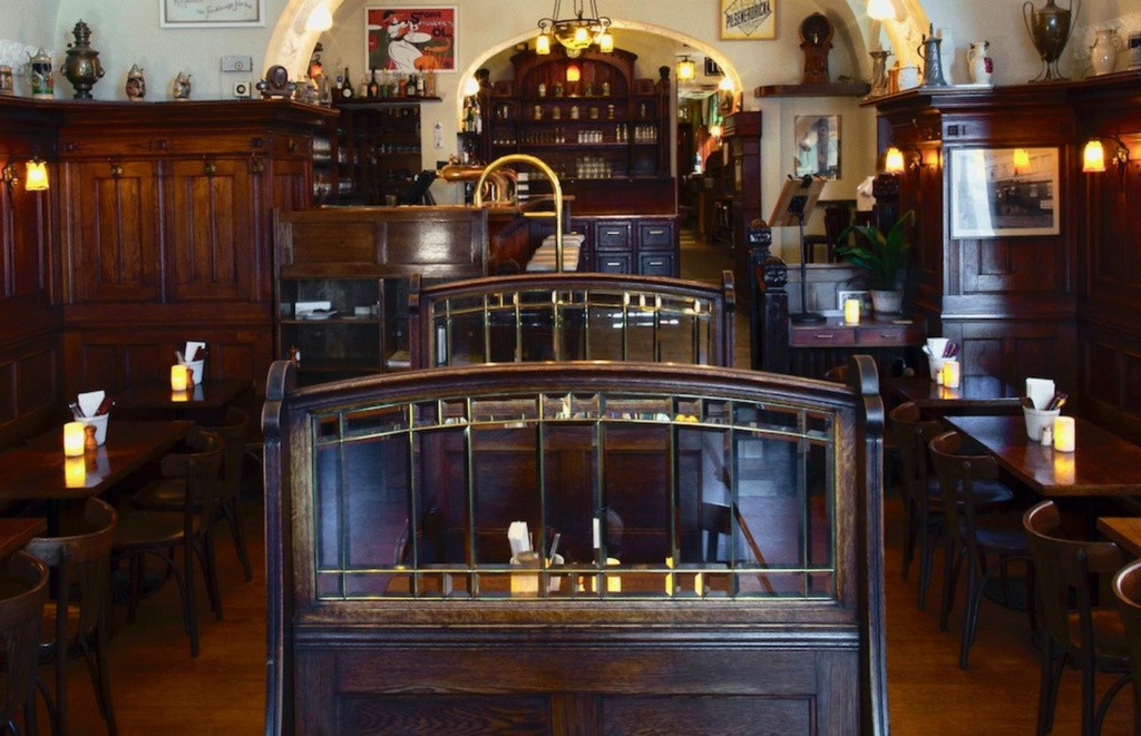  Nhà hàng Zum Franziskaner, Thụy Điển: Nhà hàng Zum Franziskaner có lịch sử kéo dài từ năm 1421, trước khi chuyển sang tòa nhà hiện tại năm 1910. Nơi đây mang cảm giác cổ kính với những bức tường ốp gỗ, các gian bàn ăn kín đáo. Thực đơn gồm các đĩa xúc xích wurst và đồ ăn theo phong cách cổ điển.