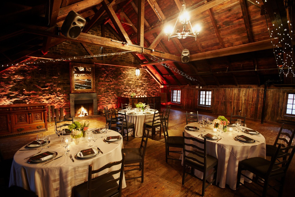  Nhà hàng L’Auberge Saint-Gabriel, Canada: Nhà hàng L'Auberge Saint-Gabriel được xây dựng năm 1688, với cửa sổ kính màu có hoa văn phức tạp, bức tường đá lộ ra ngoài và trang trí bằng gỗ tối màu. Nơi đây là một trong những điểm nổi tiếng nhất ở Montreal, Canada, với món gà mái Cornish nướng truyền thống.