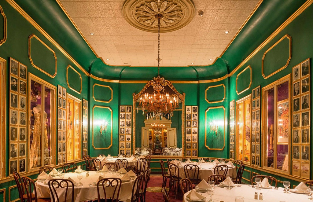  Nhà hàng Antoine’s, Mỹ: Antoine’s là nhà hàng lâu đời nhất của thành phố New Orleans, Mỹ, được mở vào năm 1840. Nơi đây đã định hình nền ẩm thực của thành phố với những phát minh bao gồm món gà Creole và hàu Rockefeller. Ngoài các phòng ăn, tòa nhà là một mê cung gồm những căn phòng bí mật, dẫn đến một quán rượu nhỏ.