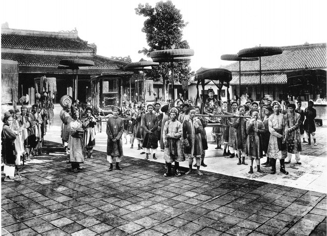 Ảnh chụp vua Duy Tân ngự giá giữa các thị vệ.