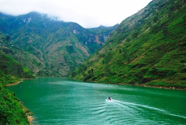 Theo Atlas địa lý Việt Nam, chảy uốn quanh đèo Mã Pì Lèng là dòng sông Nho Quế (một phụ lưu của sông Gâm) với những đường cong uốn lượn ôm sát hai bên vách núi. Sông Nho Quế cùng đèo Mã Pì Lèng tạo thành bức tranh thủy mặc tuyệt đẹp của tỉnh Hà Giang.