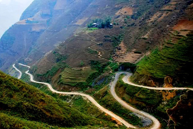 Theo Cổng thông tin điện tử Hà Giang, đèo Mã Pì Lèng nằm trên con đường Hạnh Phúc, nối thị trấn Đồng Văn (huyện Đồng Văn) và huyện Mèo Vạc và thành phố Hà Giang. Một số giải thích cho rằng tên gọi Mã Pì Lèng được đọc theo tiếng Mông, nghĩa đen là "sống mũi con ngựa". Tuy nhiên, TS Lý Tùng Hiếu, giảng viên khoa Văn hóa học, ĐH Khoa học Xã hội và Nhân văn (ĐH Quốc gia TP.HCM), cho rằng điều đó không đúng. Theo TS Hiếu, con đèo hay đỉnh núi mang hình sóng mũi ngựa nên đặt tên là Mã Pì Lèng là không có cơ sở. Đây chỉ là tên gọi của một bản làng dưới chân núi, sau được đặt tên cho đỉnh núi và con đèo.