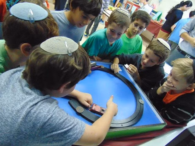 Khi chơi trò nấu ăn, trẻ có cơ hội tham gia một hoạt động thú vị. Việc đo lường vật liệu để chuẩn bị bữa ăn giúp bé làm quen với đo lường.