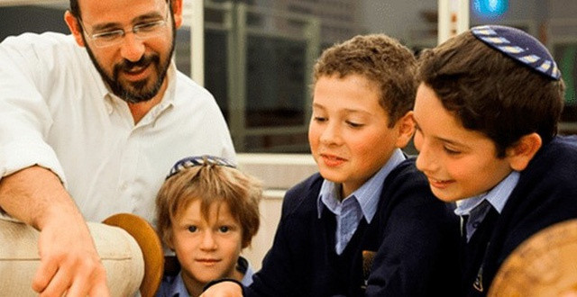 Cuốn sách này viết rằng: Hàng ngày, sau giờ làm việc, bố mẹ thường có thói quen đưa trẻ ra ngoài chơi. Phần lớn họ tập trung ở các công viên, nơi mà mọi người có thể nói chuyện, trao đổi, đùa vui thoải mái. Đây là thời gian bố mẹ dạy trẻ quan sát xung quanh.