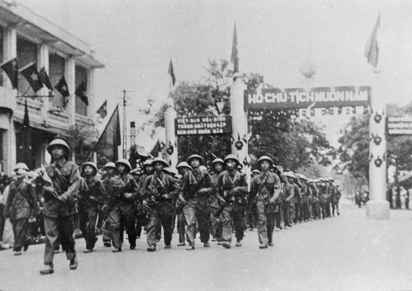 Ngày 8/10/1954, quân Pháp làm lễ hạ cờ và ngày 9/10 bắt đầu rút khỏi Hà Nội. Quân Pháp rút đến đâu, bộ đội ta tiến vào tiếp quản tới đó. Đúng 16h30 ngày 9/10/1954, quân Pháp rút hết qua cầu Long Biên, quân ta hoàn toàn kiểm soát thành phố. Trong ảnh, trước sự mong chờ của nhân dân Thủ đô, sáng 10/10/1954, cánh quân của Đại đoàn Quân Tiên phong - Sư đoàn 308 từ các cửa ô tiến vào tiếp quản Thủ đô. Nguồn: Tư liệu TTXVN.